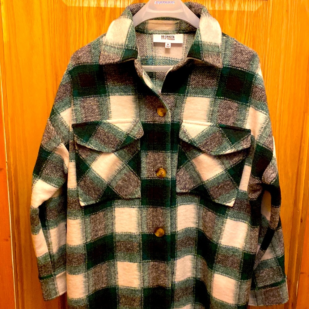 Brand New BB Dakota Santa Cruz Shacket, size M. Green, white and black.